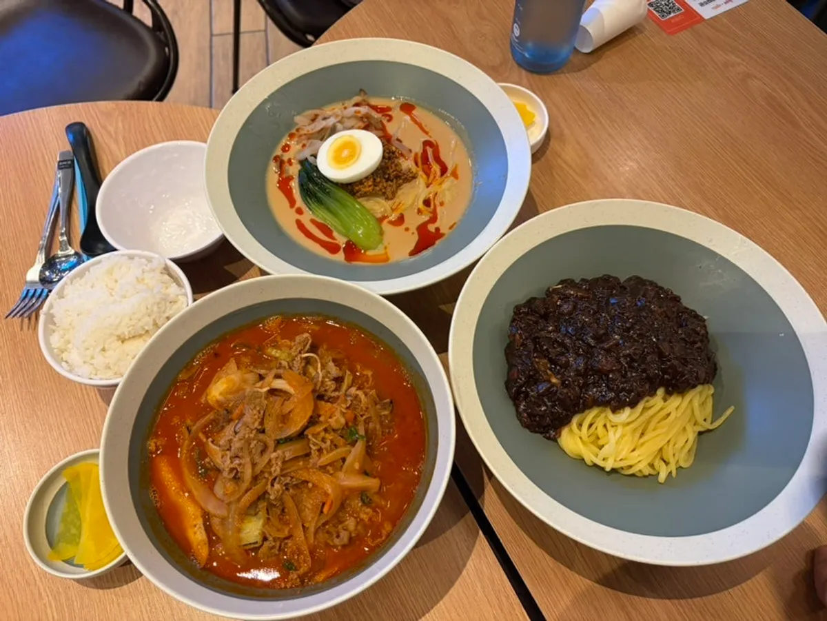 짜장면을 기다리는 아이