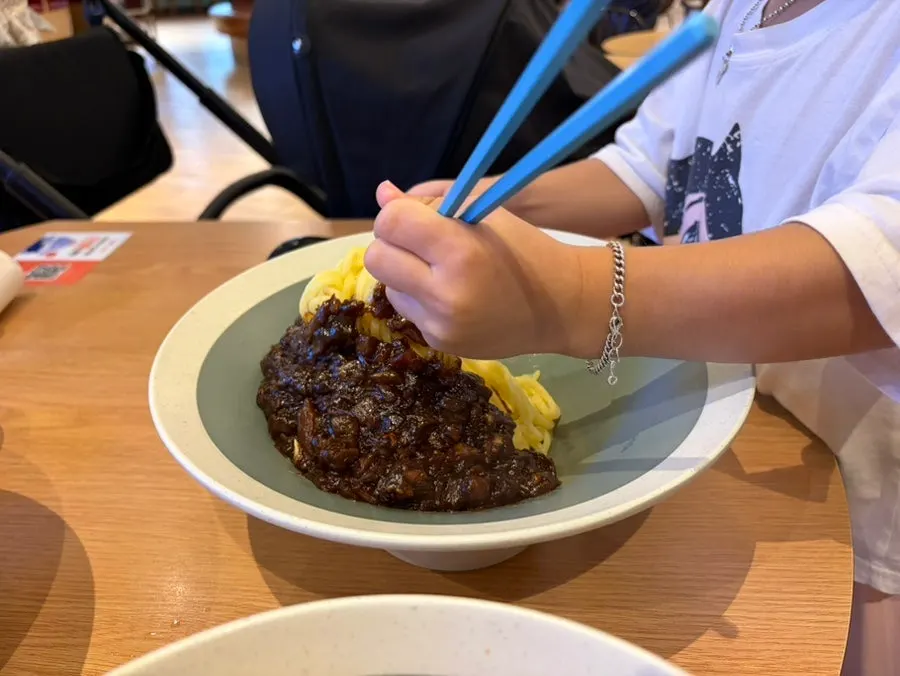 잘게 썬 재료가 든 유니짜장면