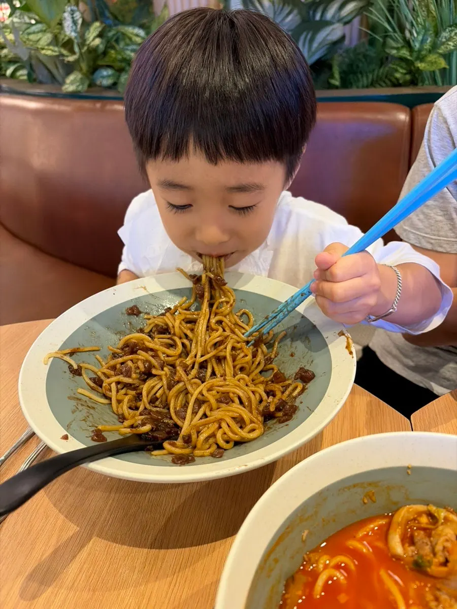 어른 젓가락을 든 아이
