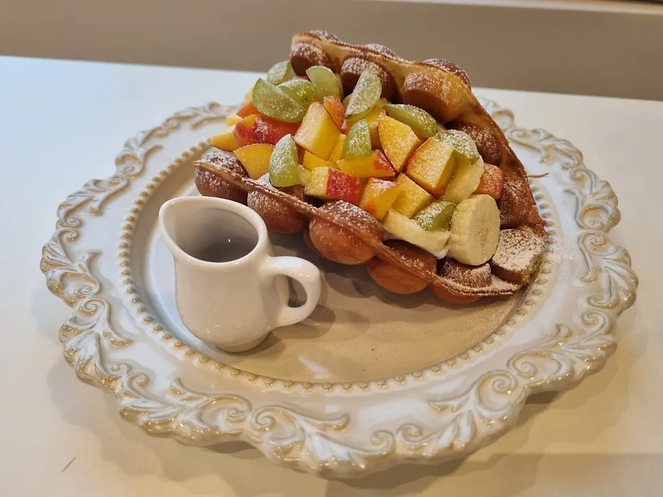 Round, bubble-shaped Hong Kong waffle batter
