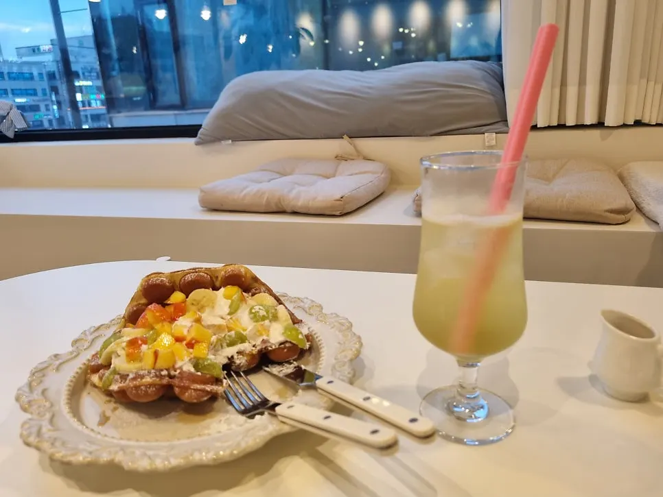 Hong Kong waffle served with green grape ade