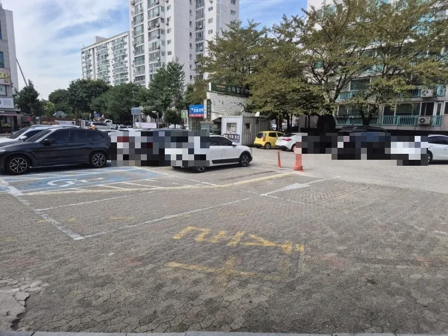 View of the spacious outdoor parking lot at Star Plaza