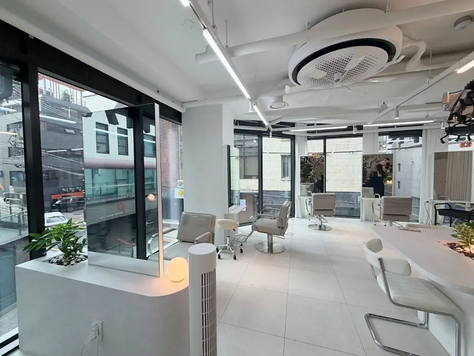 Clean, tidy overall view of the salon