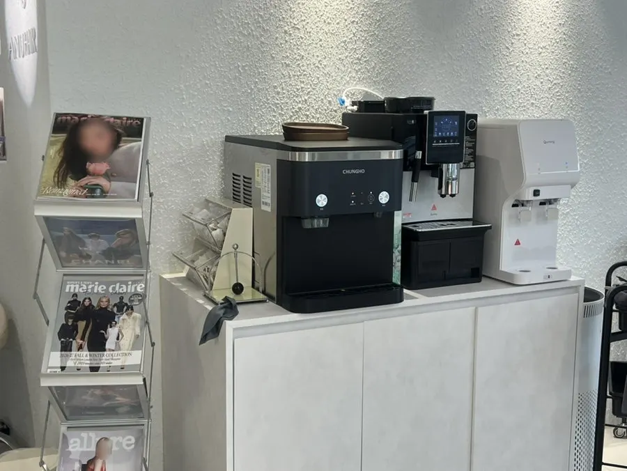 Drink corner with a water dispenser and coffee machine