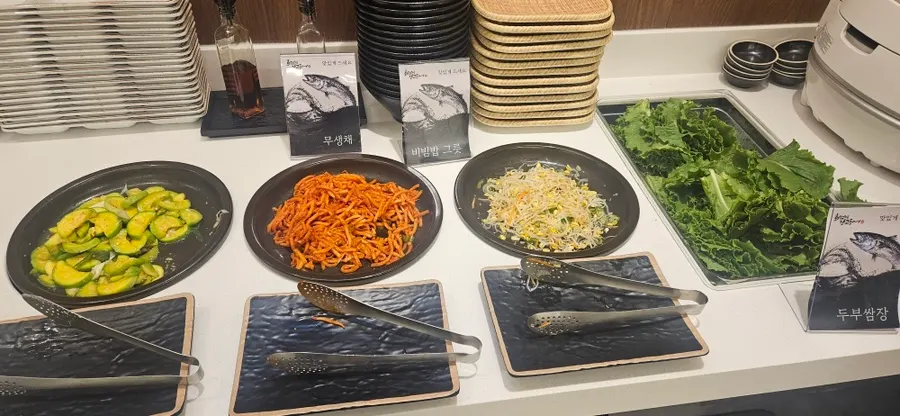 다양한 한식 메뉴가 있는 셀프바