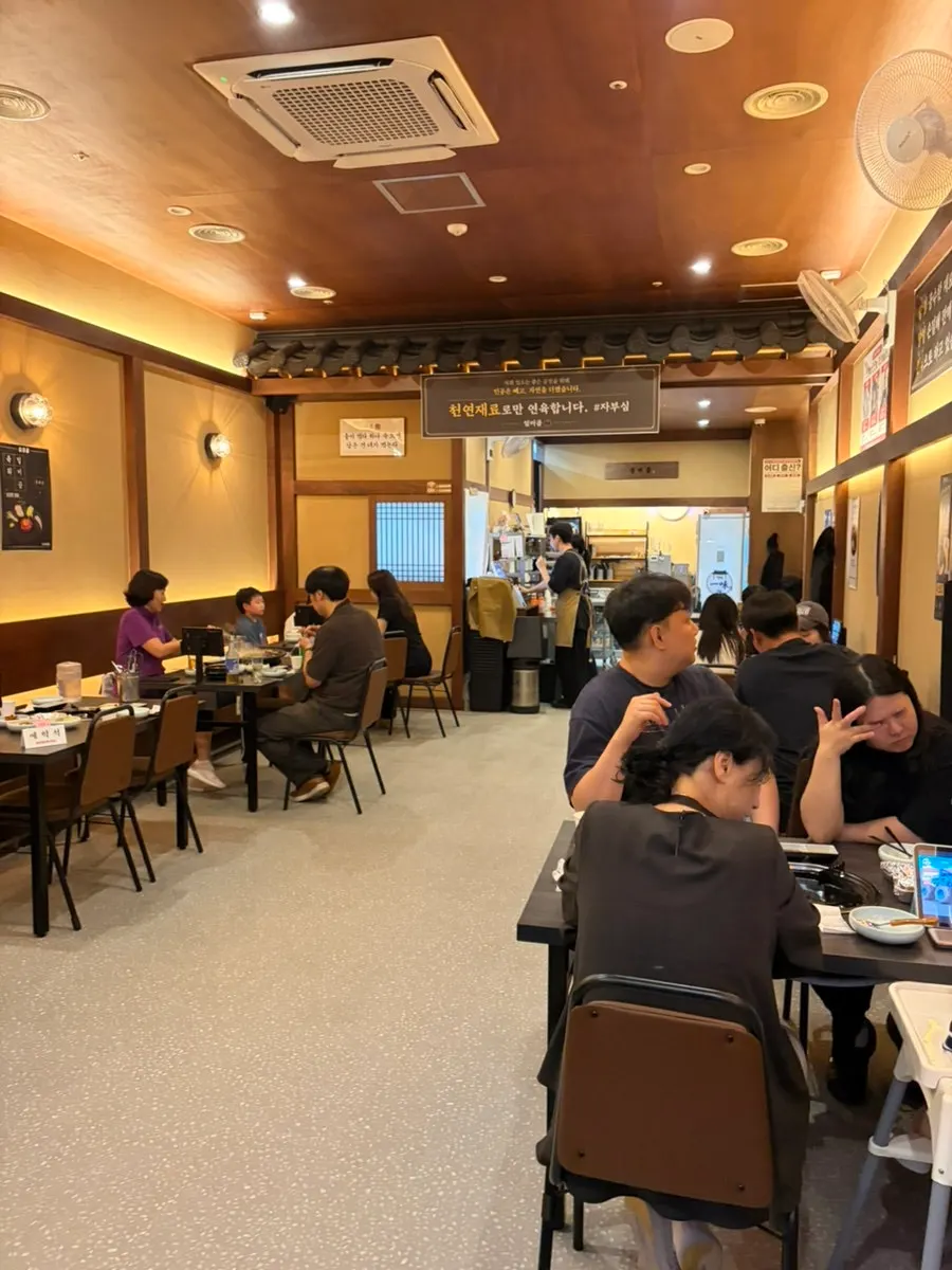 Spacious table seating at Ilmigop