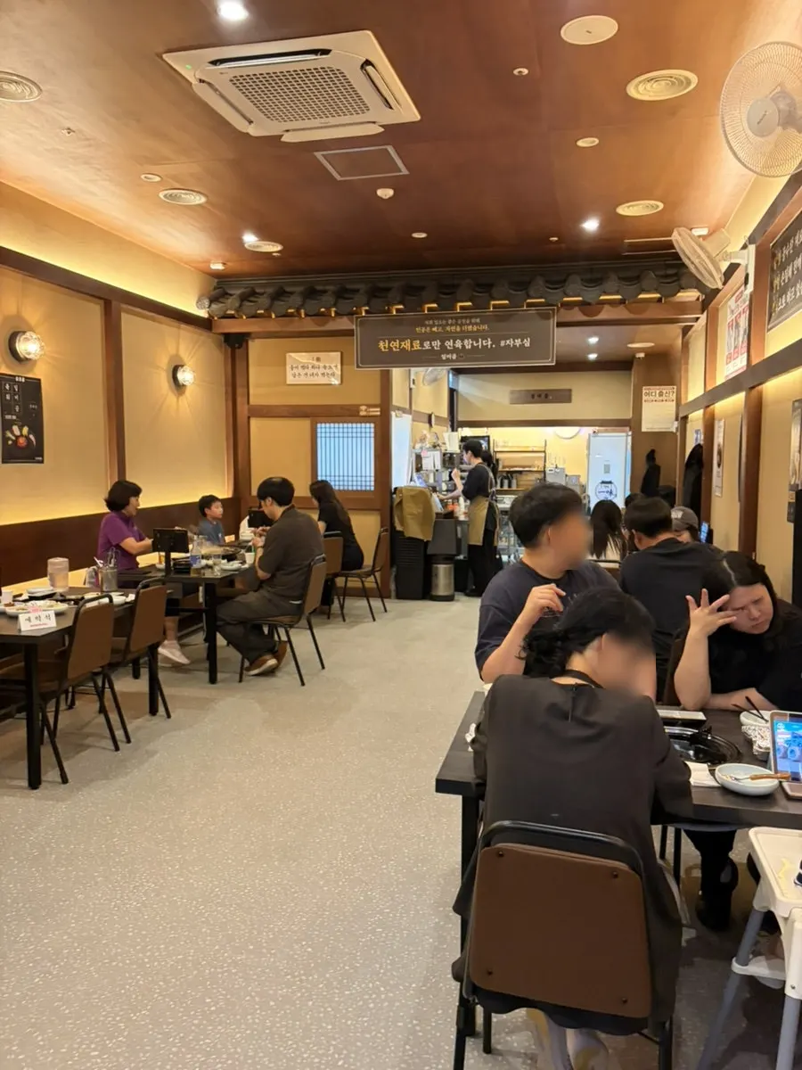 Spacious table seating at Ilmigop