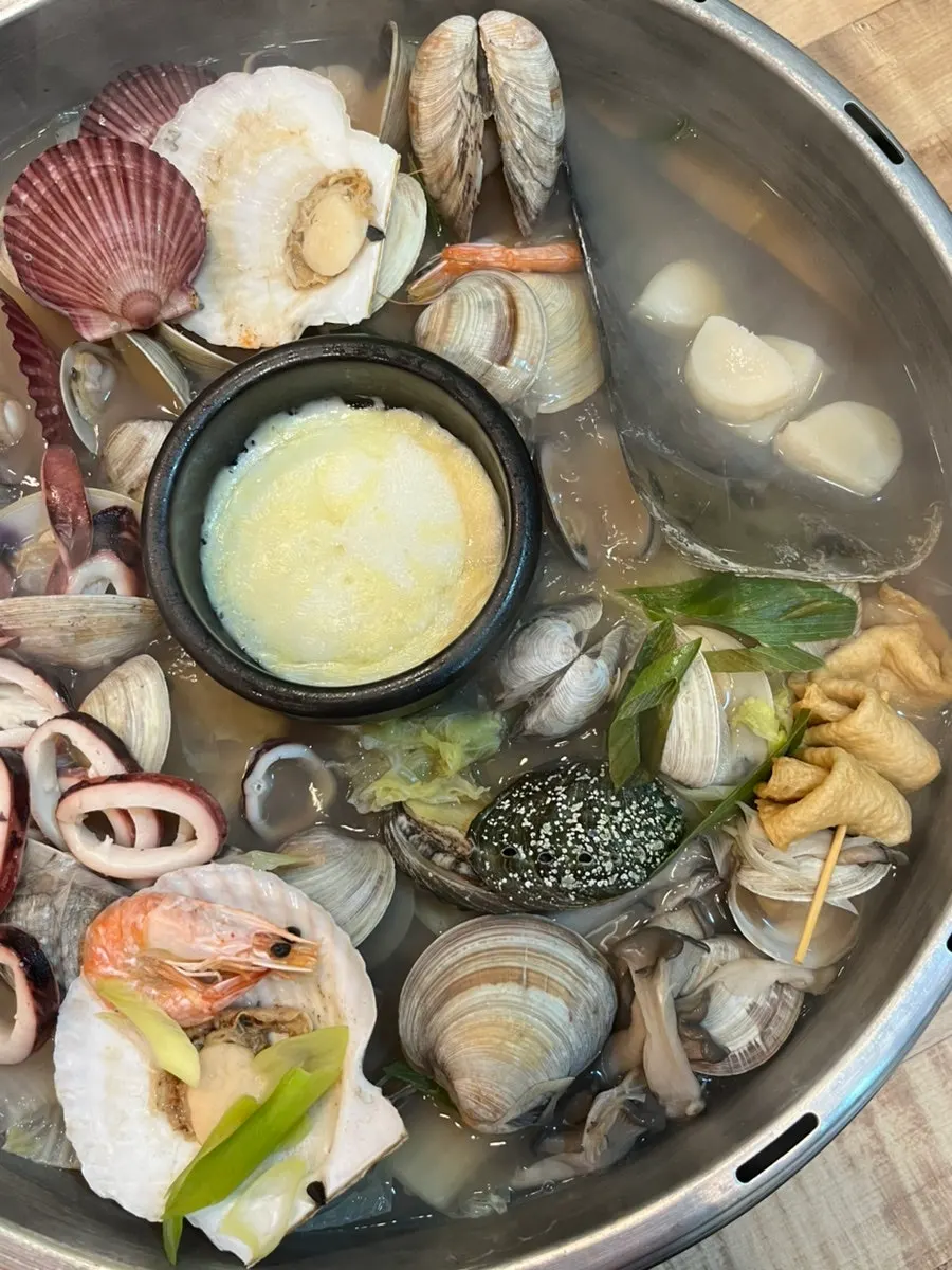 Cheese fondue in the center of the hot pot