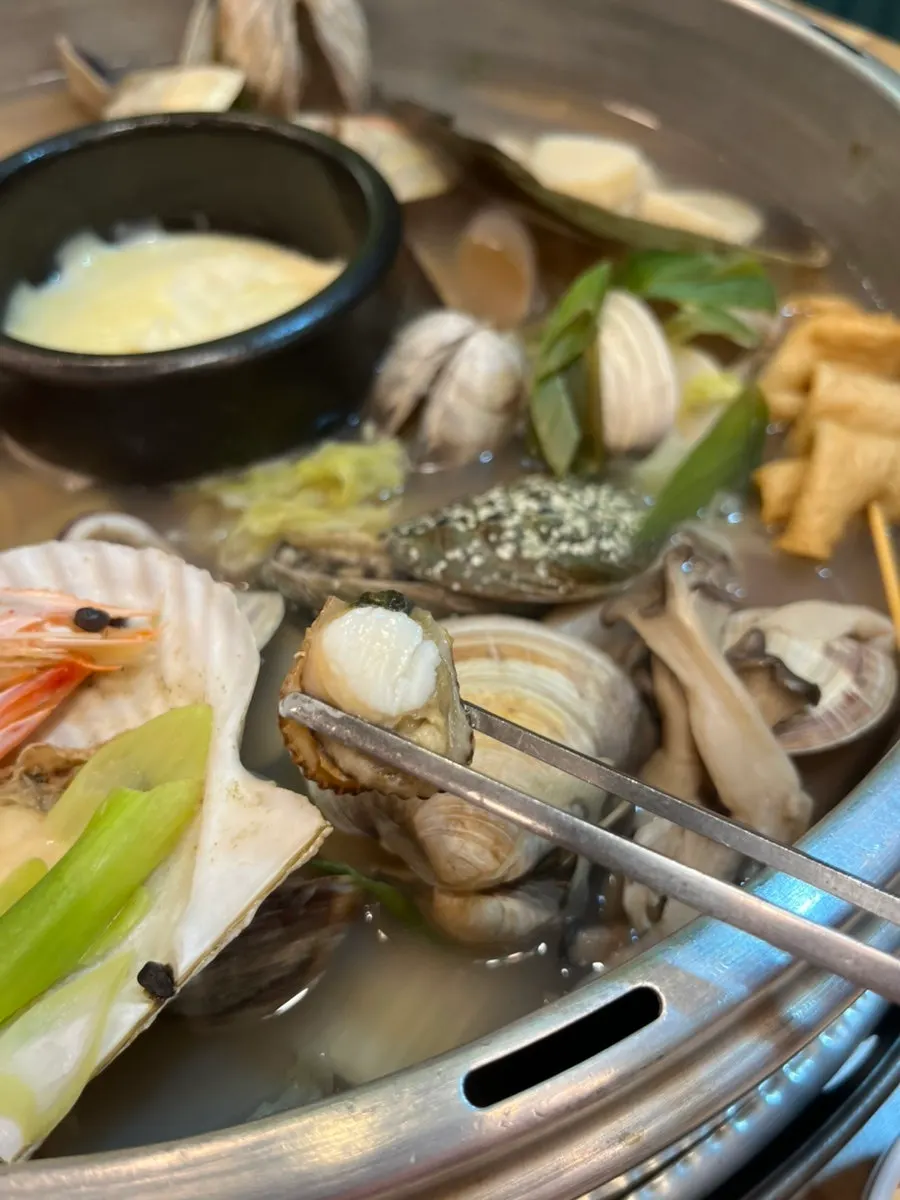 Manila clams in the hot pot