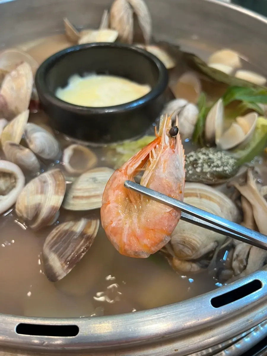 Shrimp in the clam hot pot