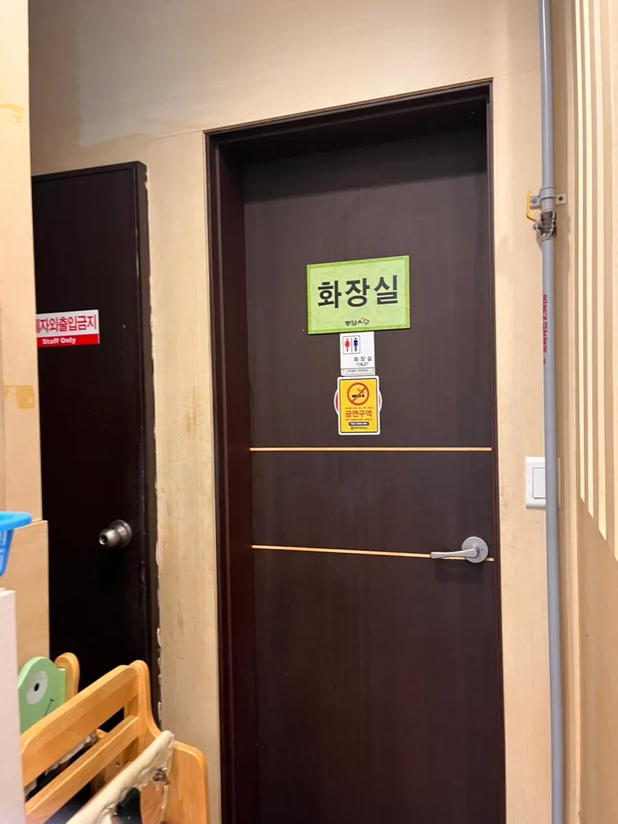여러 손님을 수용하는 매장 내부