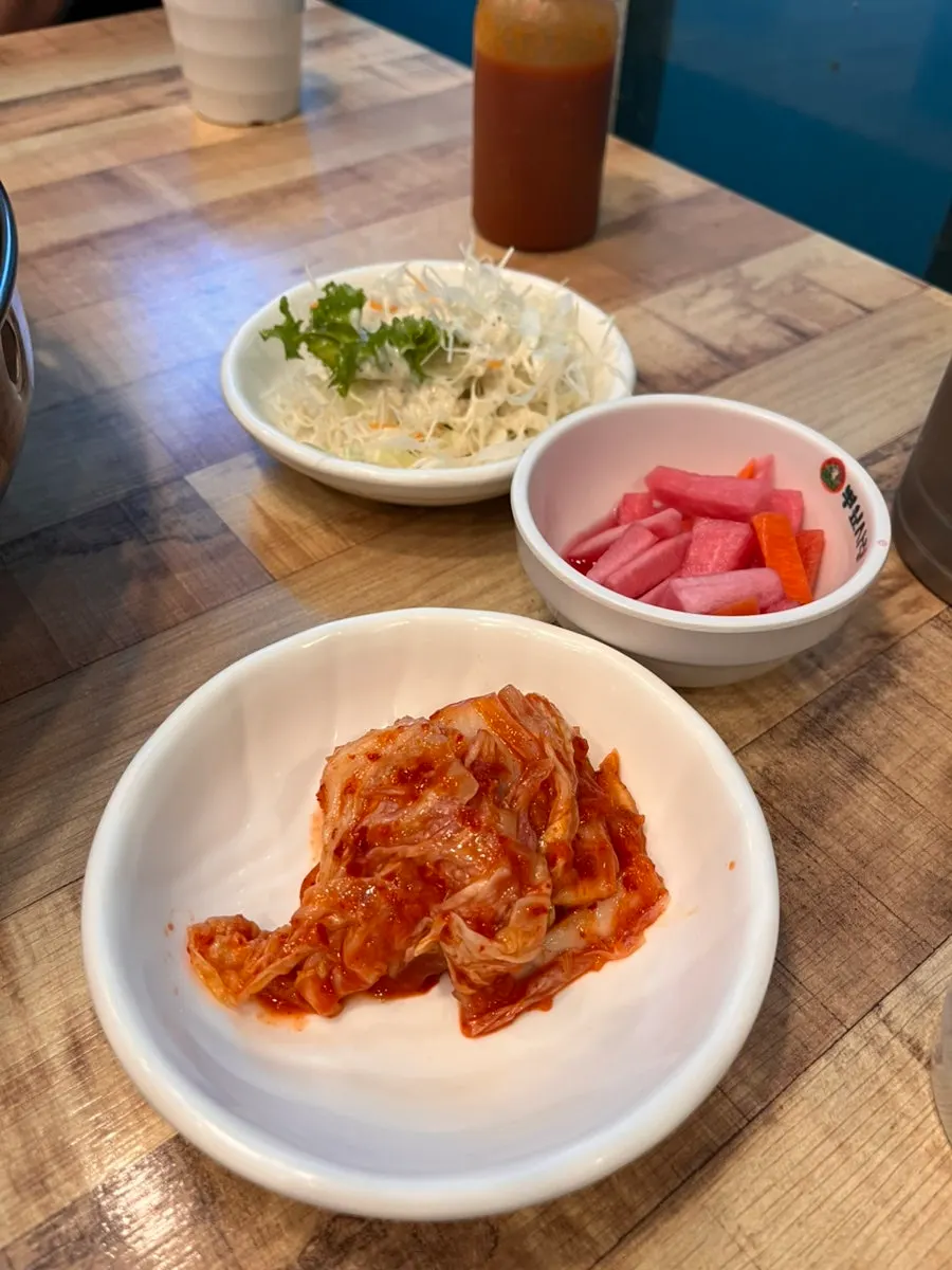 식사 전 나온 반찬과 보리밥
