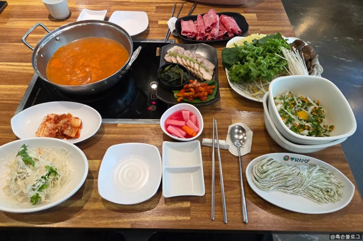 보쌈과 채소가 함께 차려진 뽕잎사랑스페셜샤브 한상