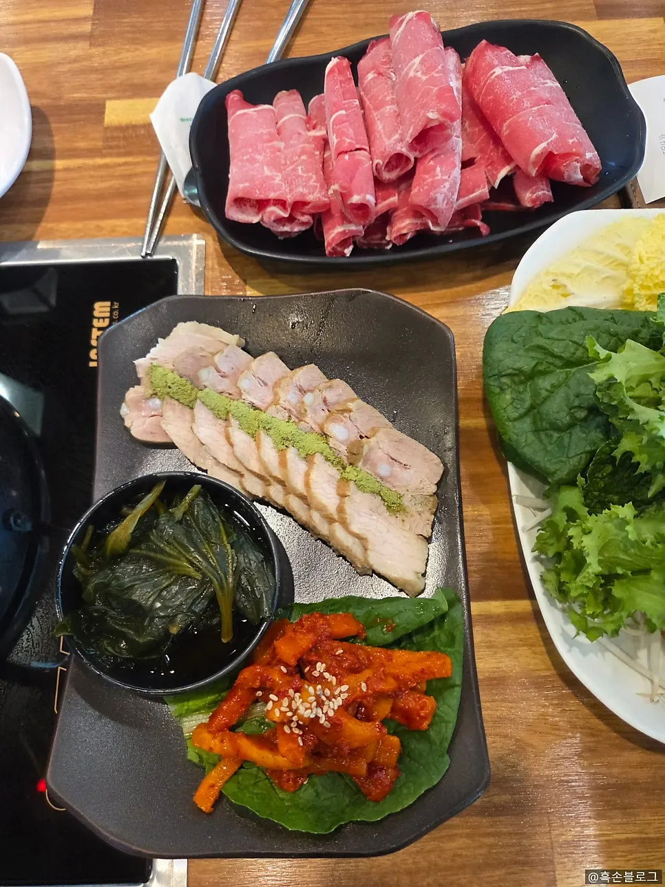 세팅된 샤브샤브 육수 냄비와 밑반찬