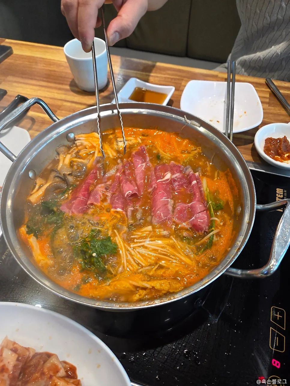 얼큰한 육수에 쇠고기를 넣은 샤브샤브 냄비