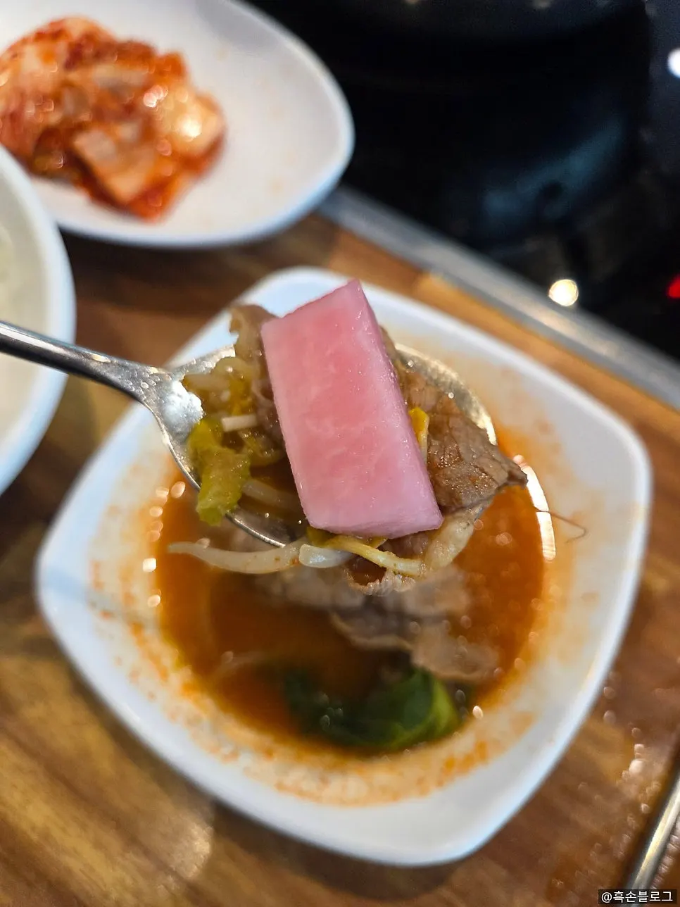 채소와 버섯을 넣어 끓는 샤브샤브