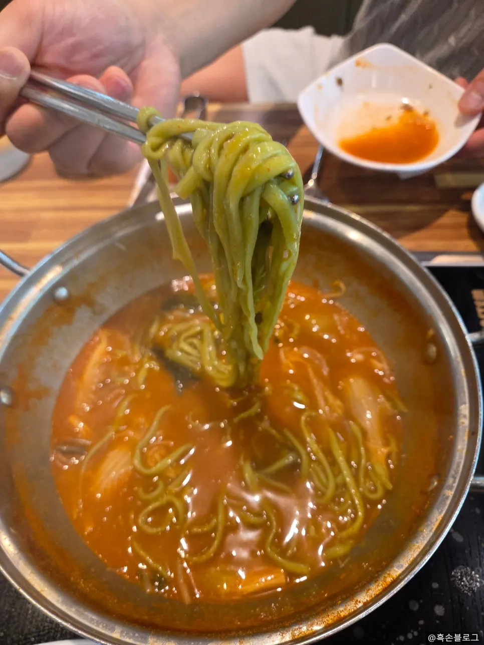 칠리 소스에 찍어 먹는 샤브샤브 고기