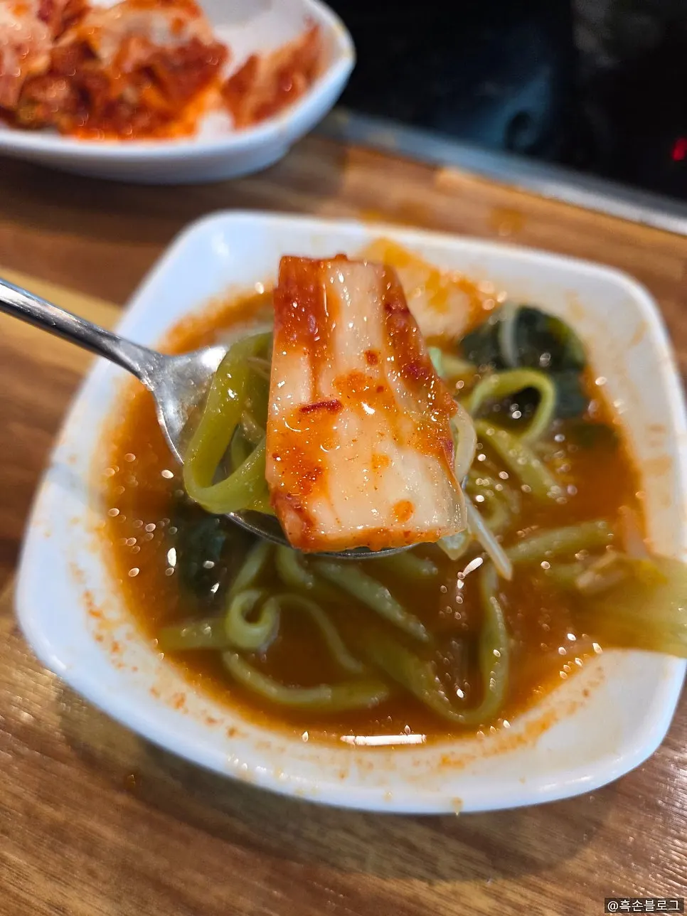 샤브샤브 육수에 넣어 끓인 칼국수