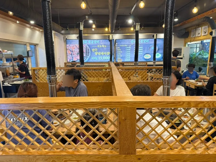 셀프바에 놓인 반찬 용기들