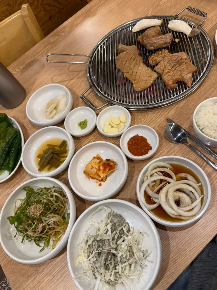 식사 중인 손님이 많은 평일 저녁 매장