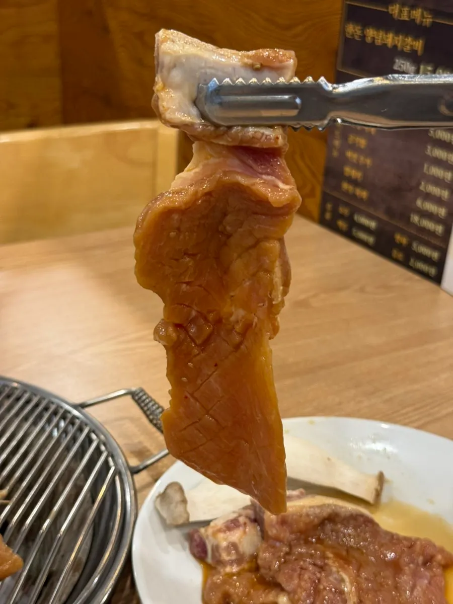테이블에 차려진 밑반찬 접시들