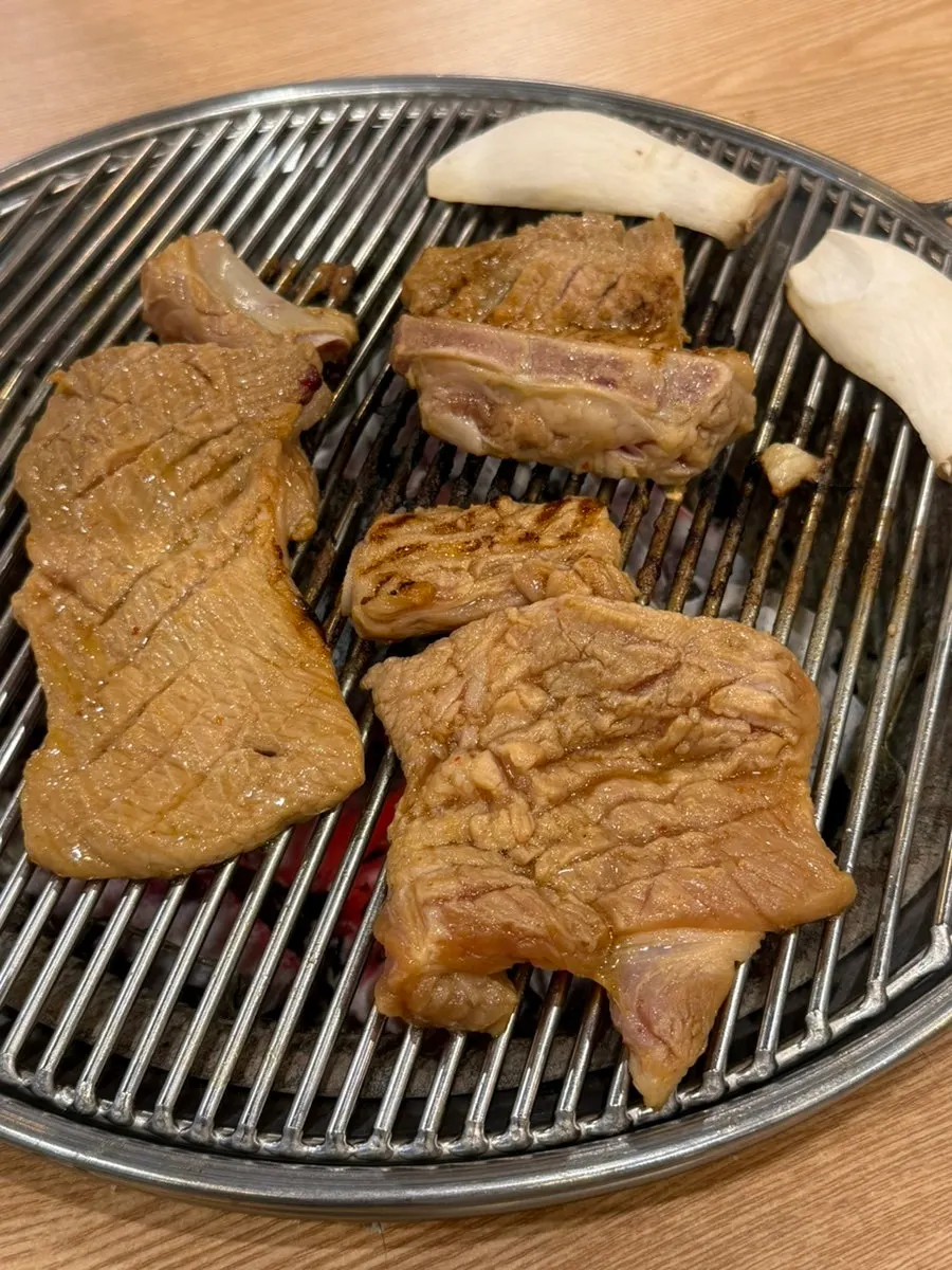 숯불 불판에 올린 양념돼지갈비