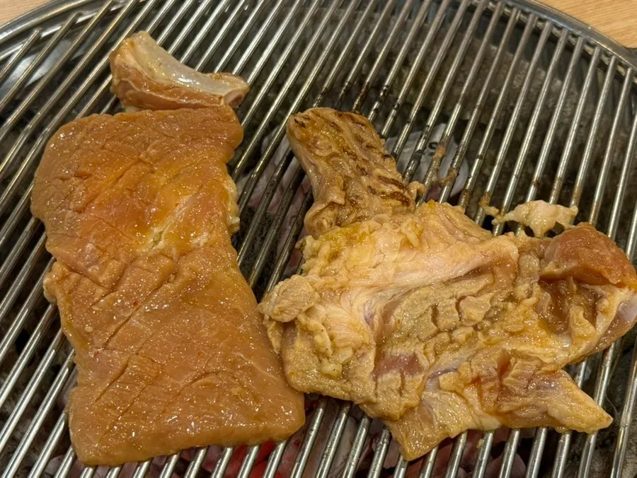 노릇하게 구워지는 양념돼지갈비