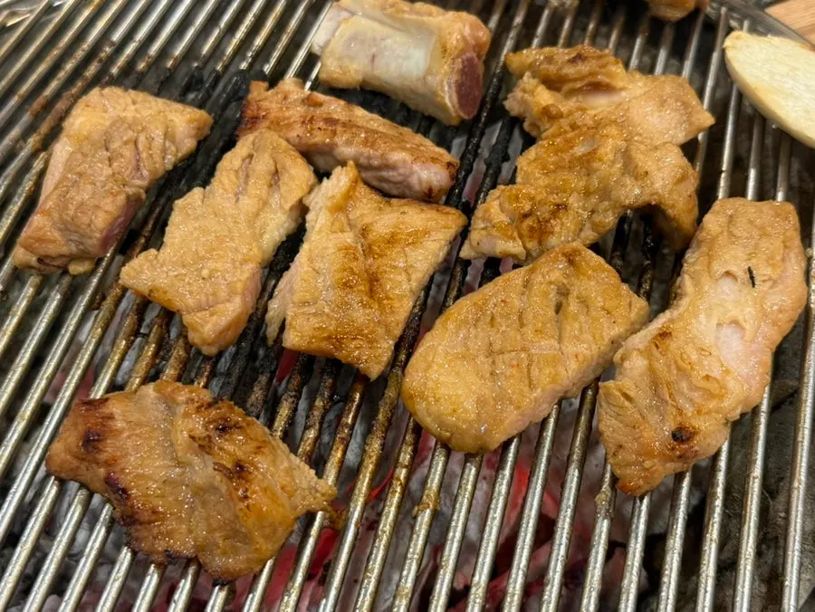 숯불에 구운 양념돼지갈비 클로즈업