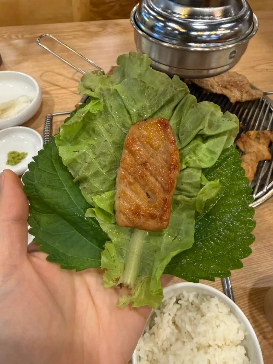 밥과 쌈을 곁들인 돼지갈비 한 상