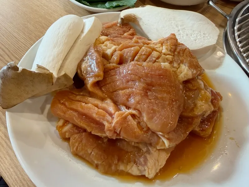 Pork galbi with meat attached to the bones