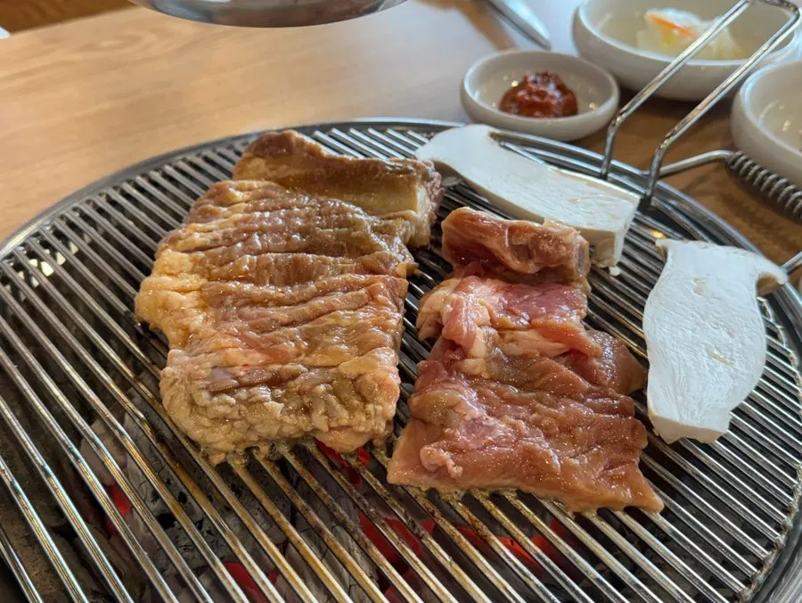 숯불 위에 올린 양념돼지갈비