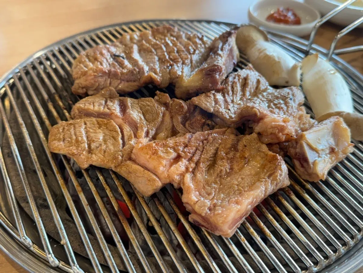 노릇하게 구워진 숯불 돼지갈비