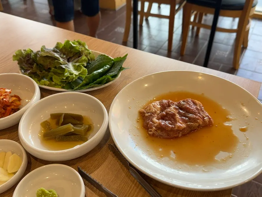 불판 가득 올린 돼지갈비 2인분