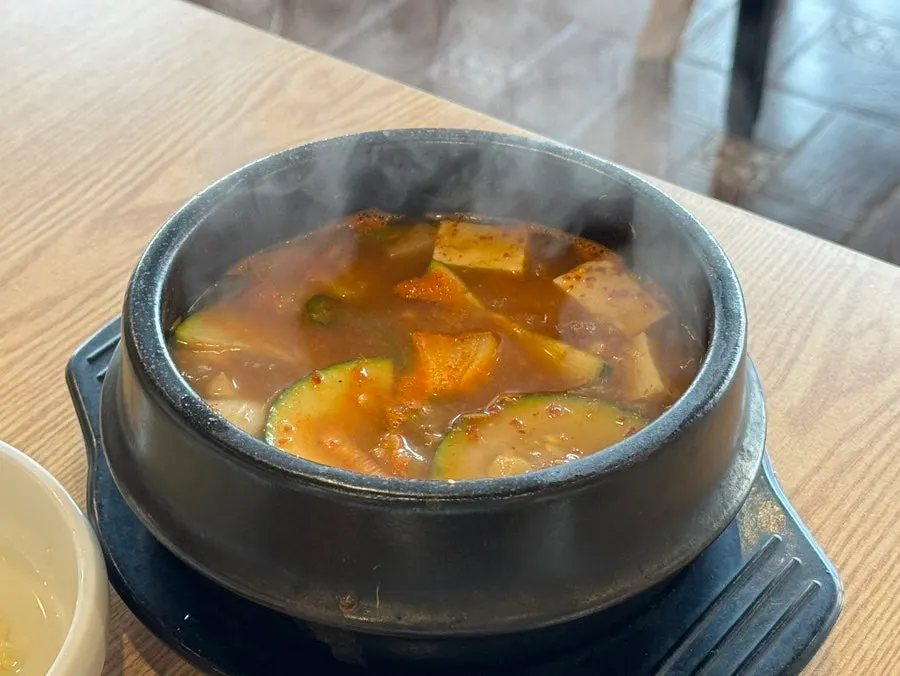 구운 갈비와 밑반찬이 놓인 식탁