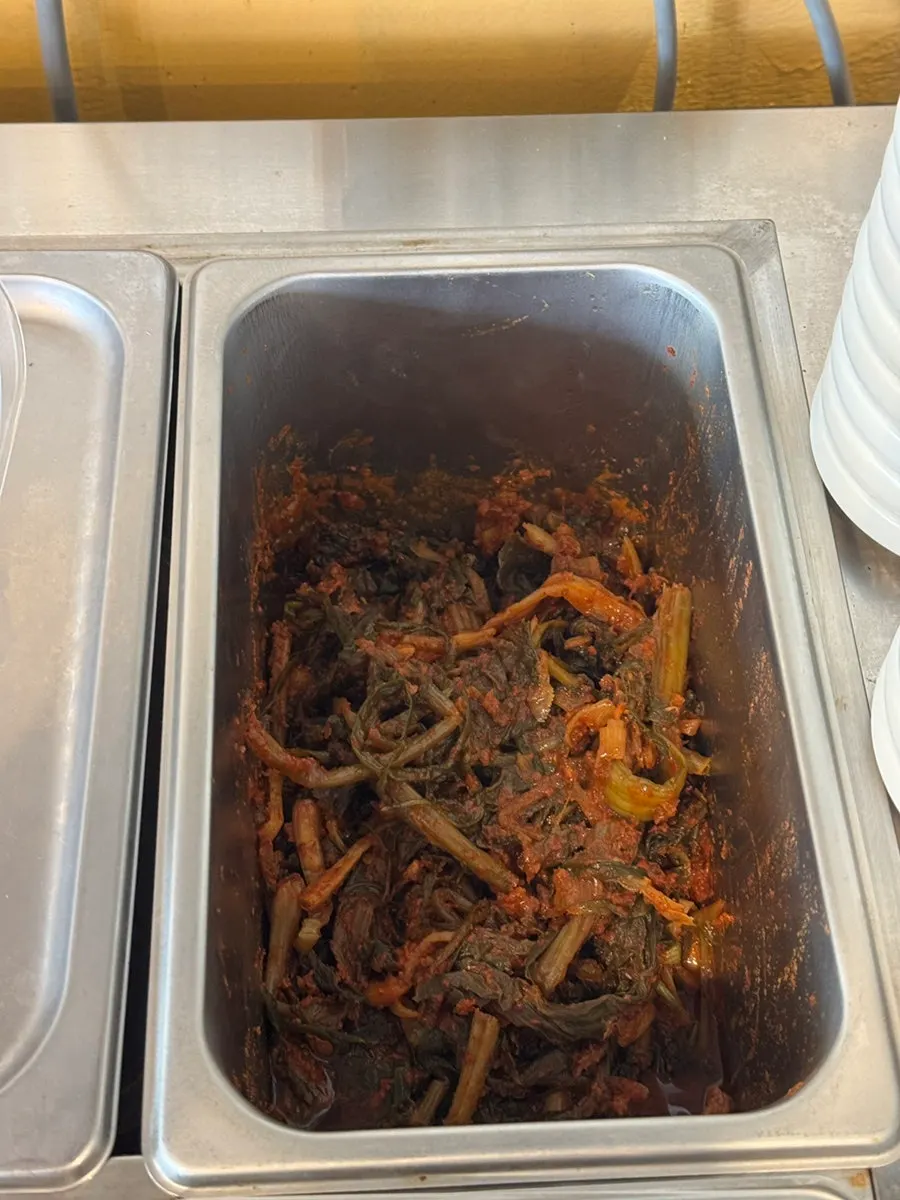 갈비와 반찬을 함께 담은 한 입
