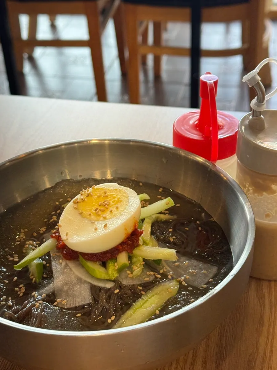 된장찌개와 공기밥 곁들인 식사