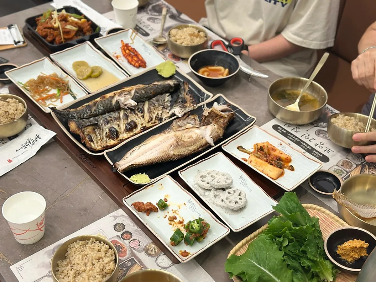 고등어·삼치·임연수·제육이 모두 차려진 4인 한상
