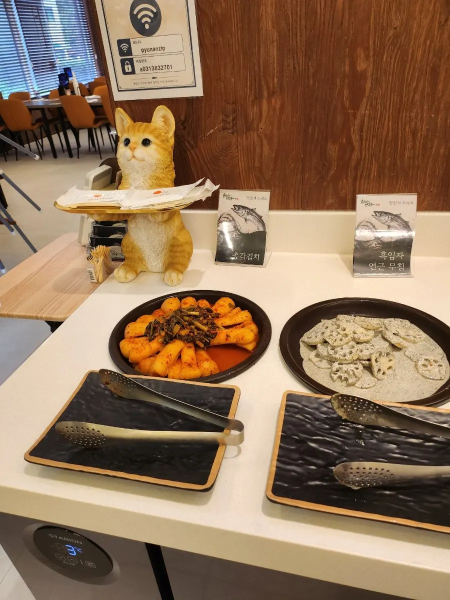 Side dishes brought from the self-serve bar