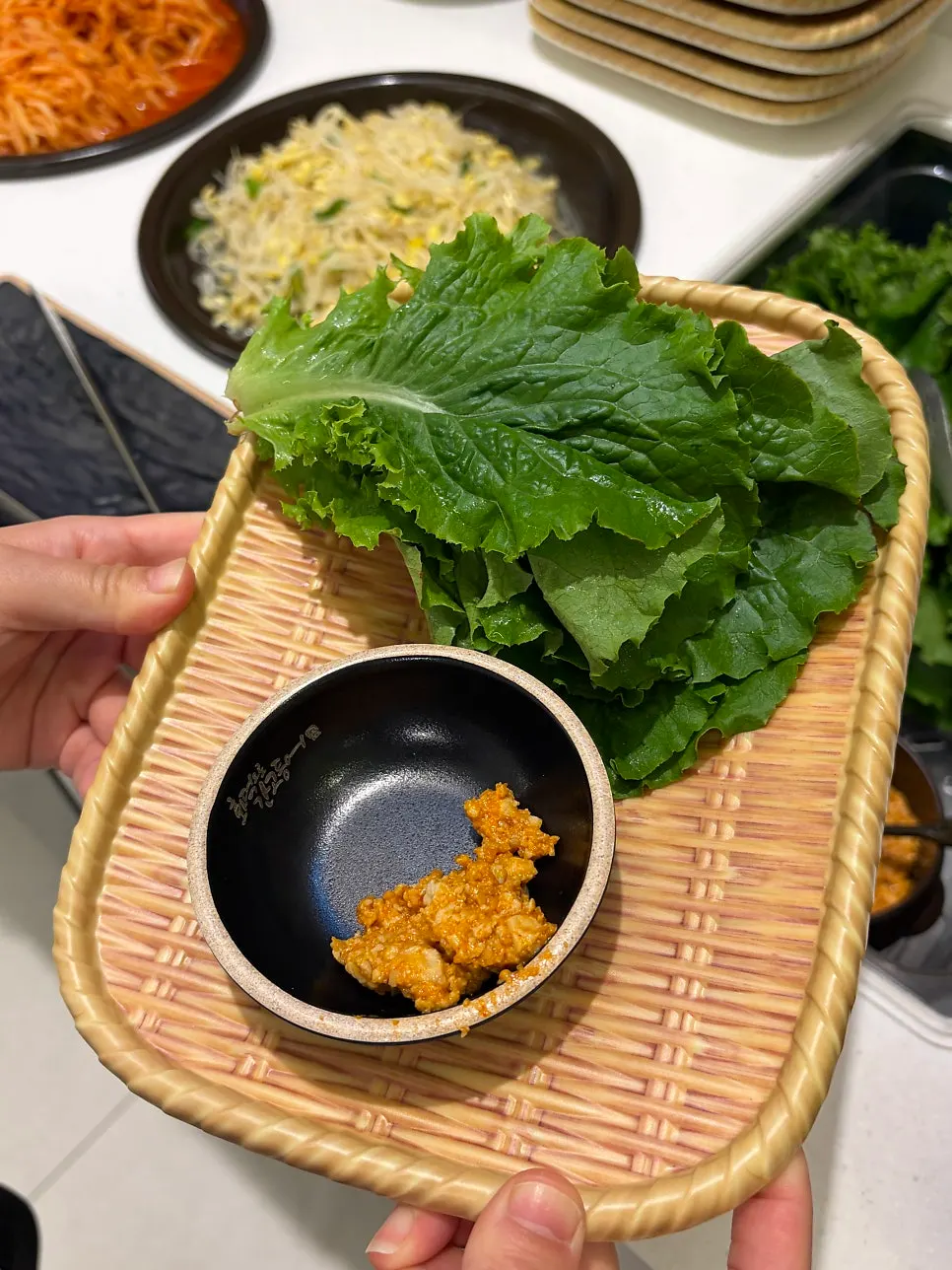 접시에 담아온 셀프바 반찬