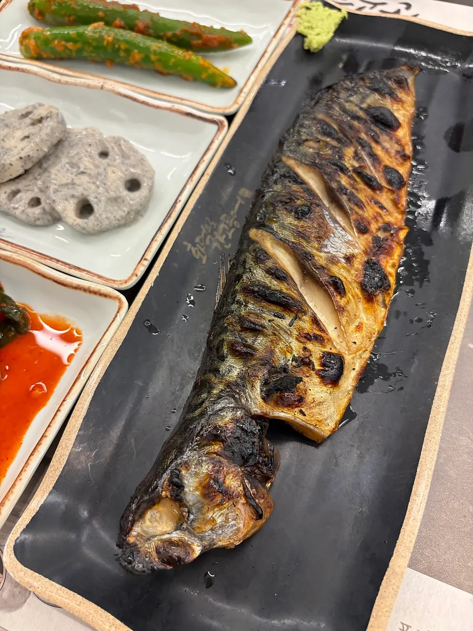 화덕에 구운 고등어구이 한 접시