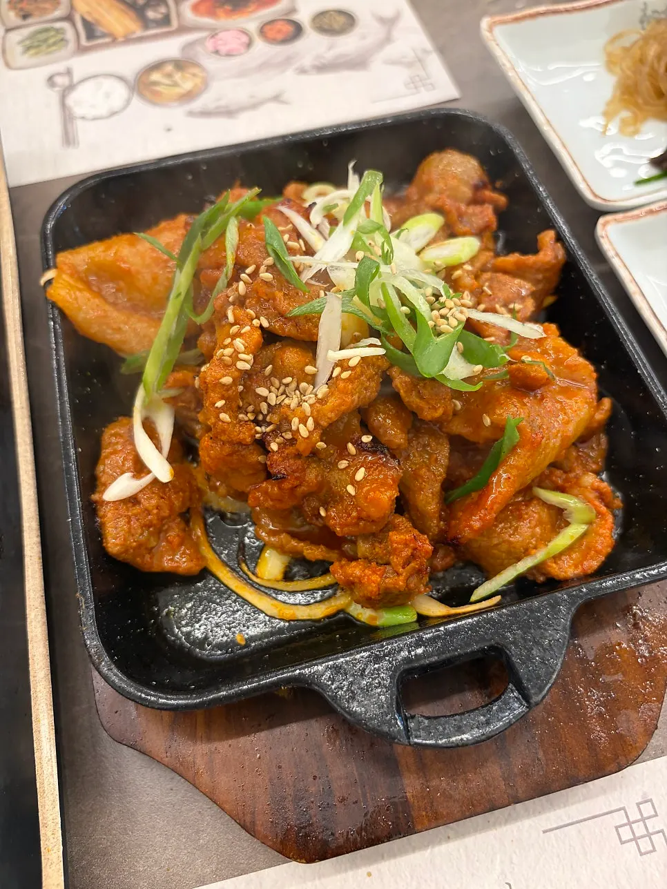 직화로 구운 매콤한 제육구이