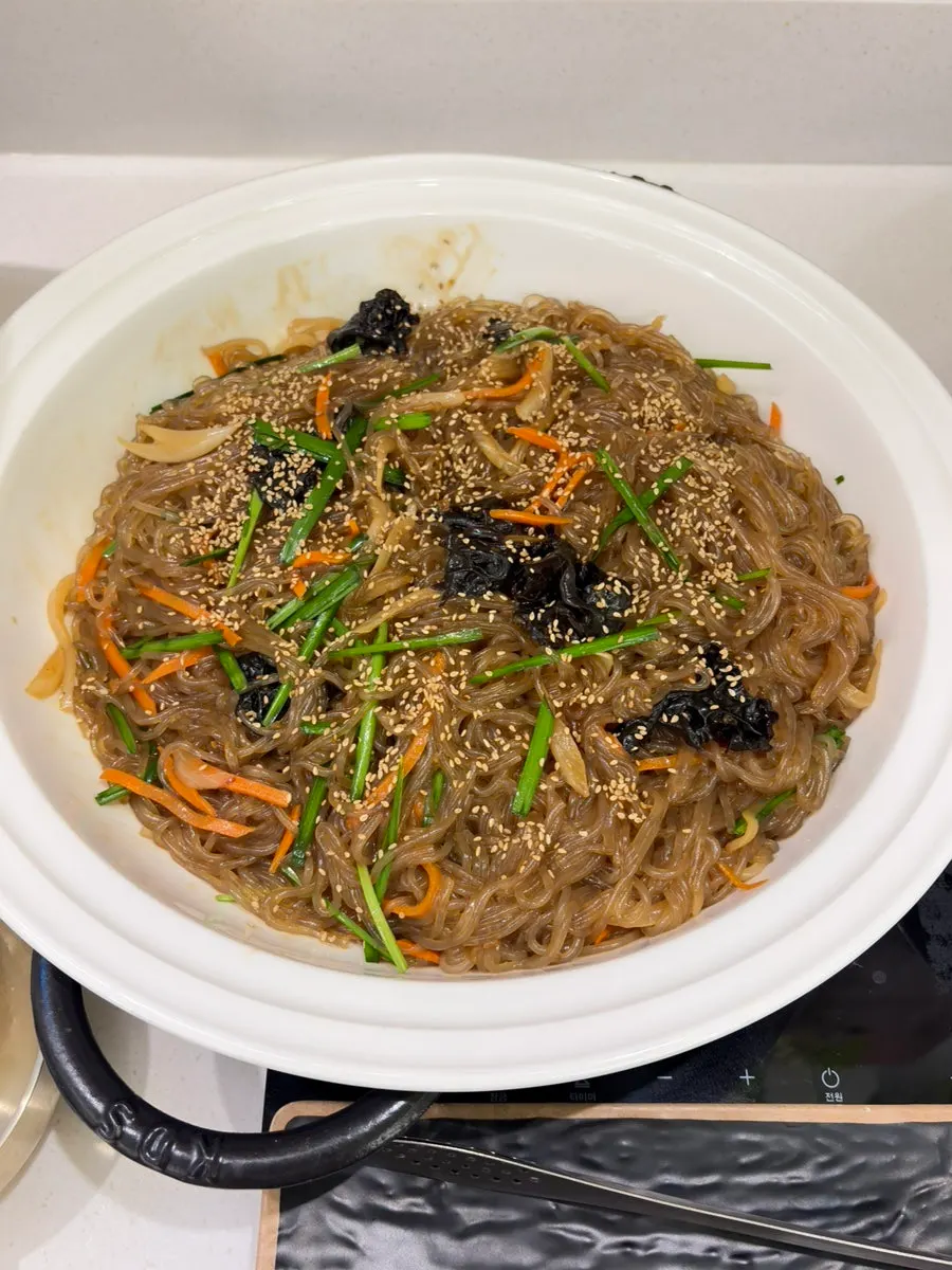 셀프바에 담긴 신선한 야채와 반찬