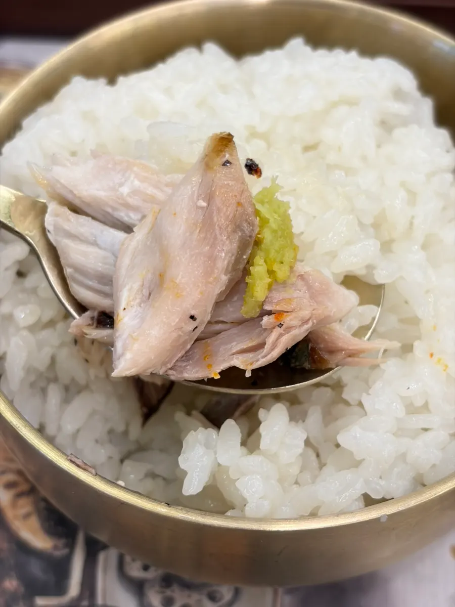 와사비 간장에 찍은 고등어 살