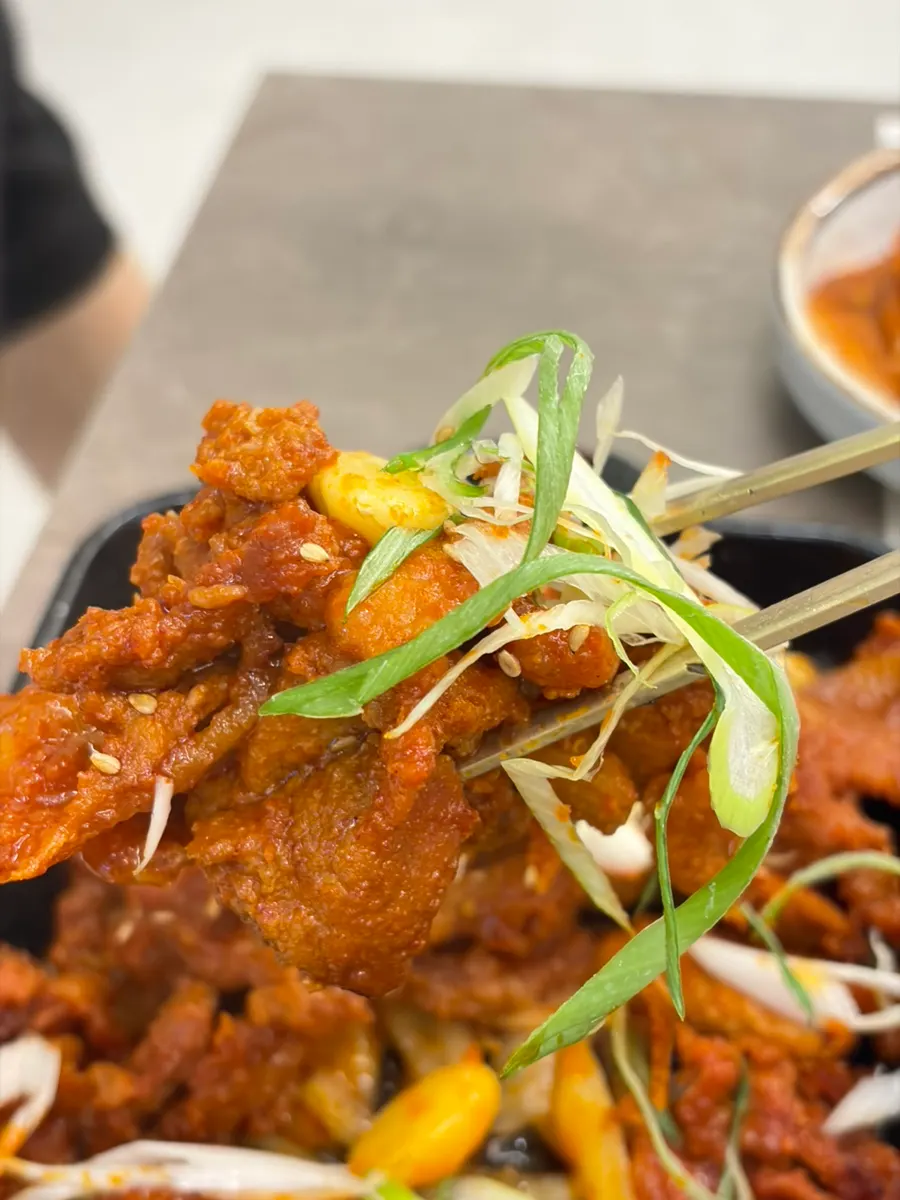 파채 듬뿍 올린 제육볶음 한 접시