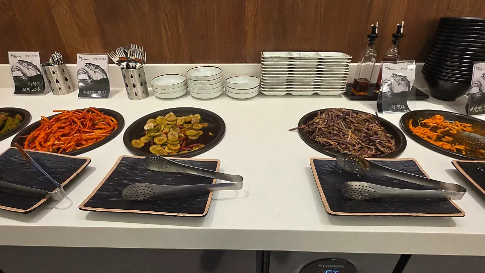 Salad bar for seasoned vegetables and kimchi varieties