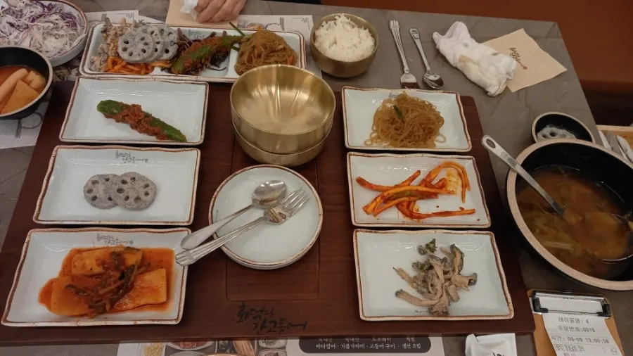 간장게장과 생선구이 식사