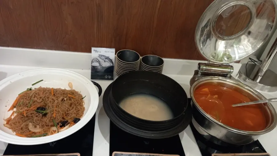 한식 반찬 셀프바 모습