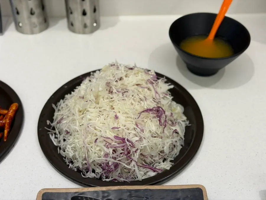 셀프바 비빔밥 재료와 쌈채소
