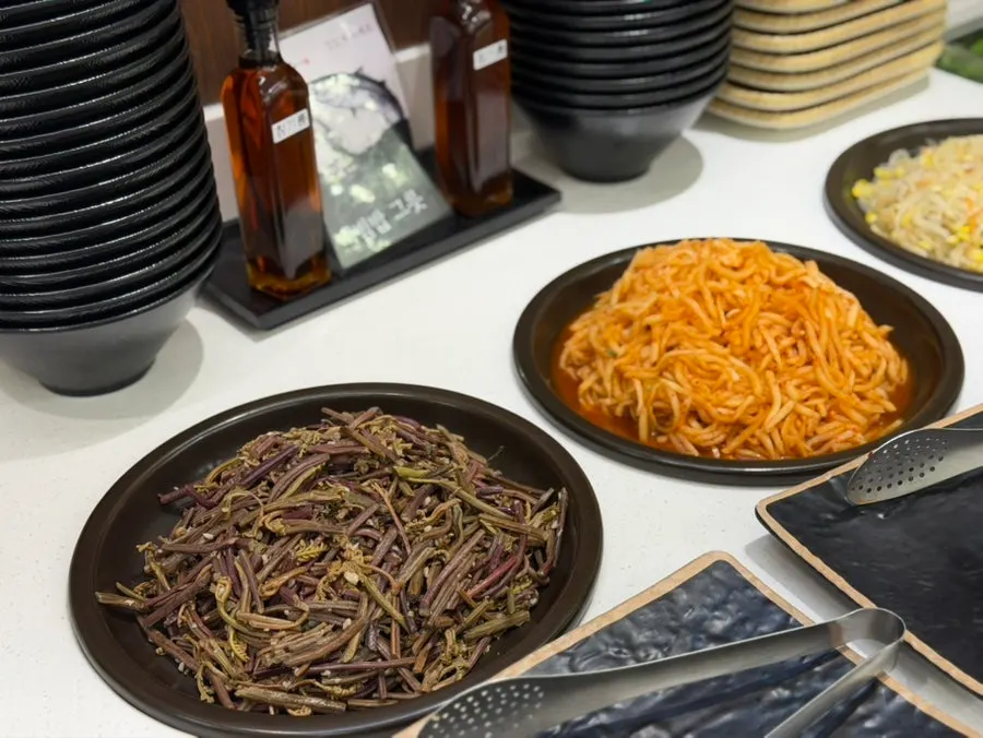 셀프바에 준비된 잡채