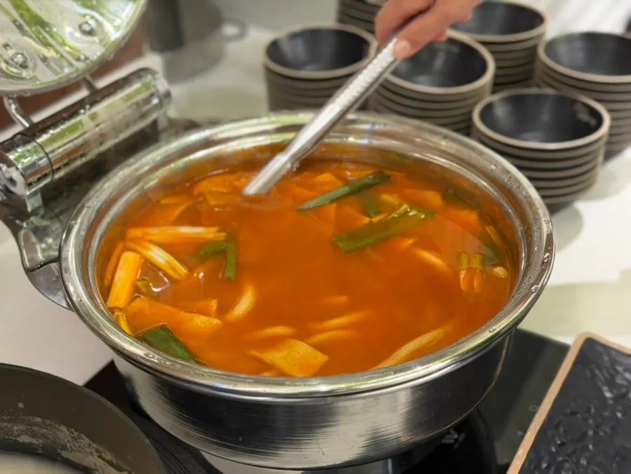 셀프바에서 가져온 떡볶이